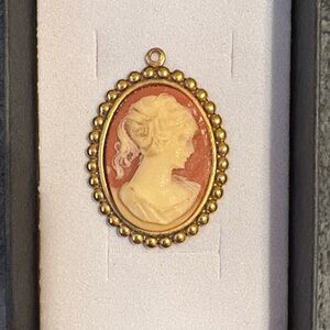 Vintage-Style Cameo Pendant Necklace in Cream and Gold